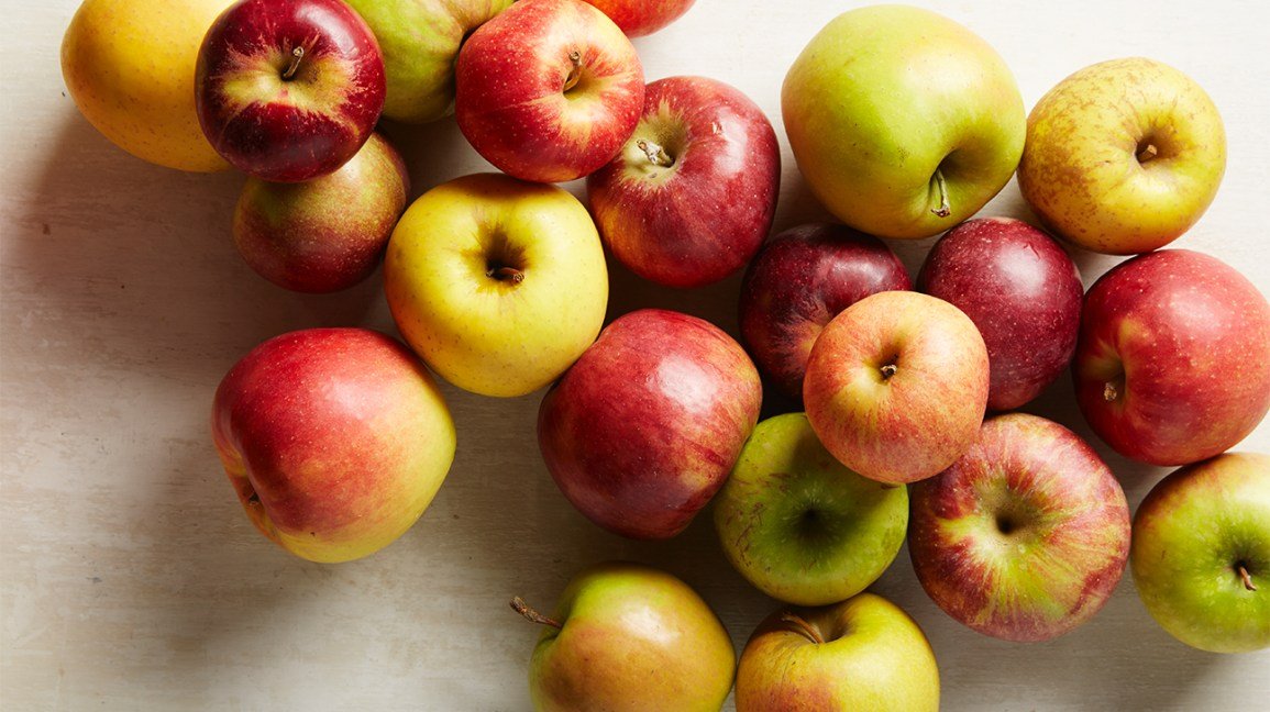 pomme la plus saine : diverses variétés de pommes sur un comptoir