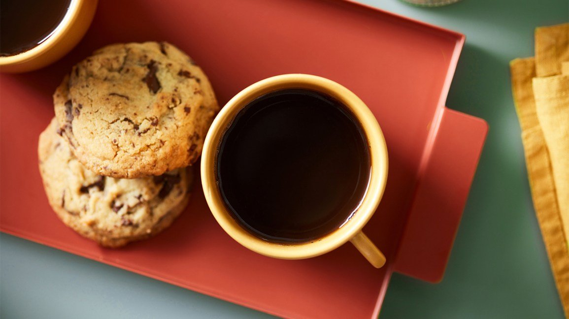 une tasse de café avec des cookies aux pépites de chocolat