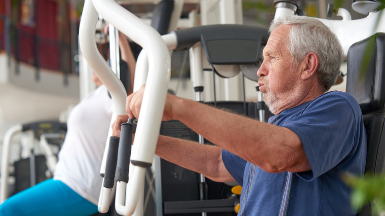 homme mûr au gymnase