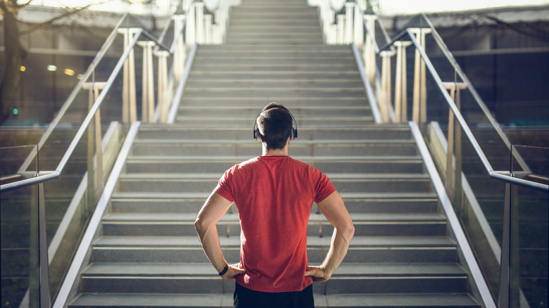 homme regardant les escaliers