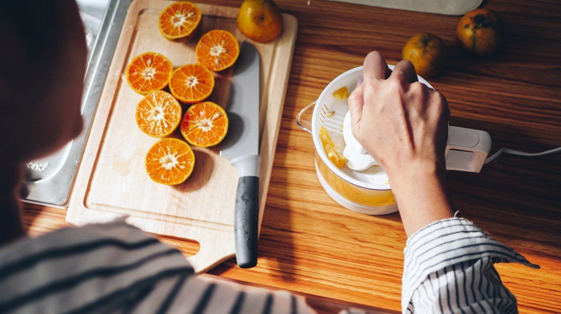 presser des moitiés d'orange pour faire du jus frais l'anxiété ou la dépression