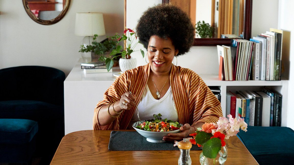Femme mangeant une salade alimentation intuitive