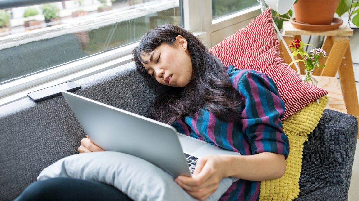 Femme faisant la sieste avec en-tête d'ordinateur portable