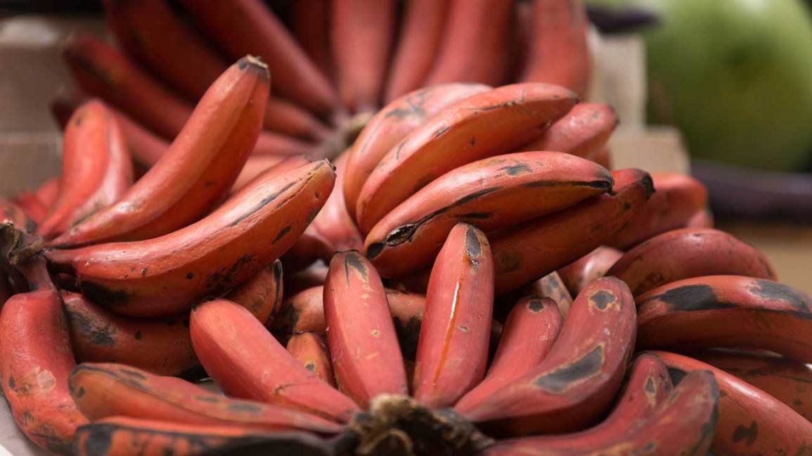 7 avantages de la banane rouge (et en quoi ils diffèrent des jaunes)