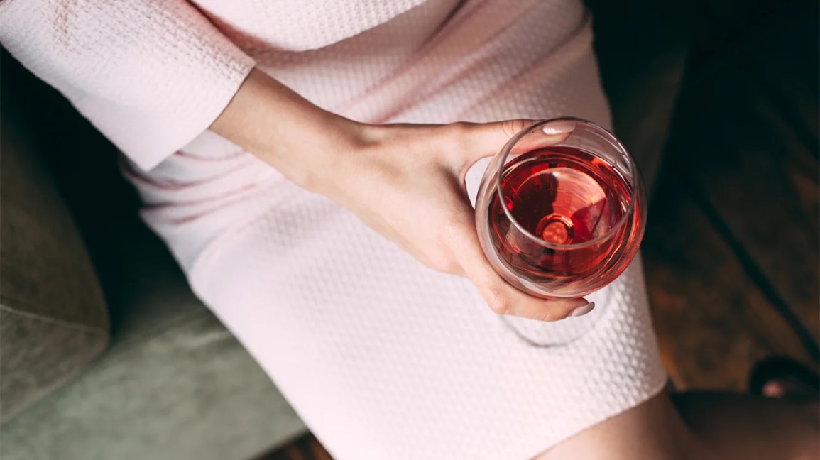 femme tenant un verre de rosé