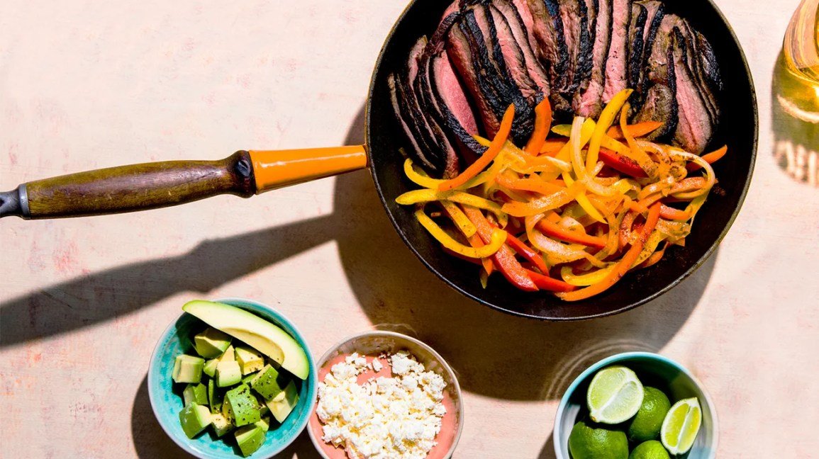 Keto : steak et poivrons dans une poêle avec avocat et citron vert