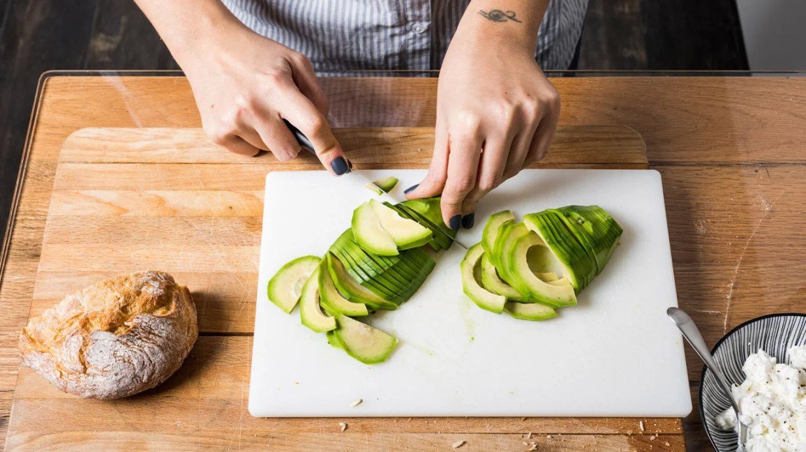 trancher un avocat sur une planche à découper