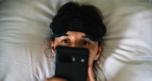  La lumière bleue de votre téléphone perturbera-t-elle votre sommeil ?  Ce que nous savons

