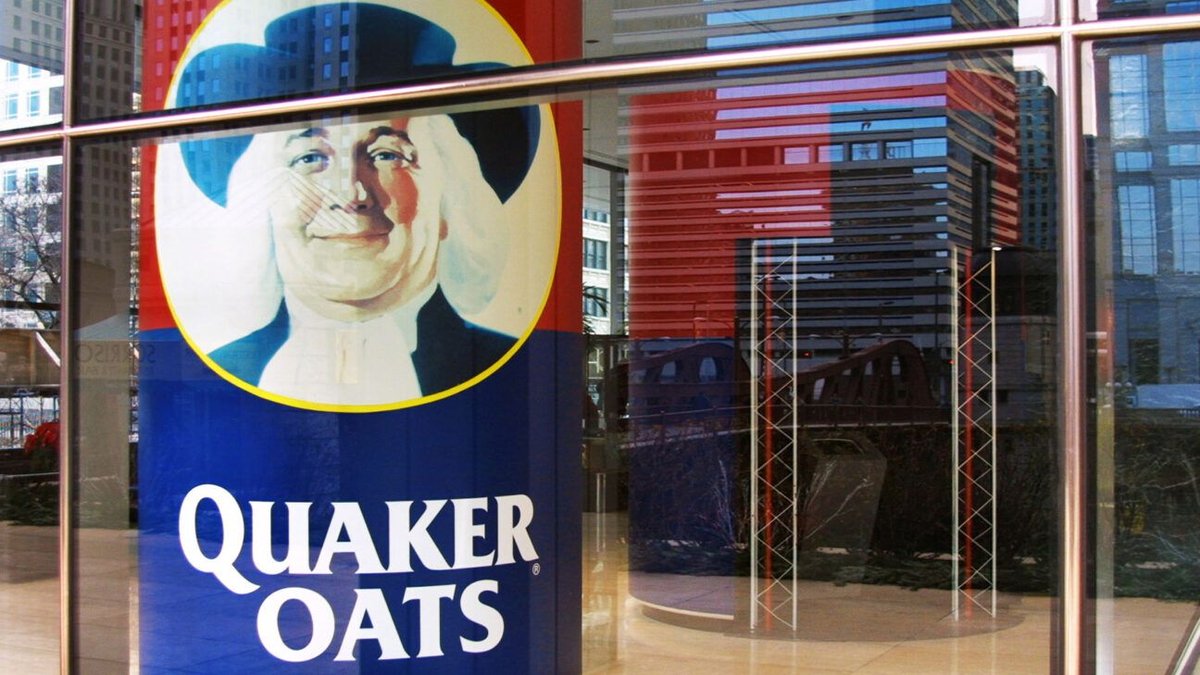 Un panneau Quaker Oats à l'intérieur d'un bâtiment