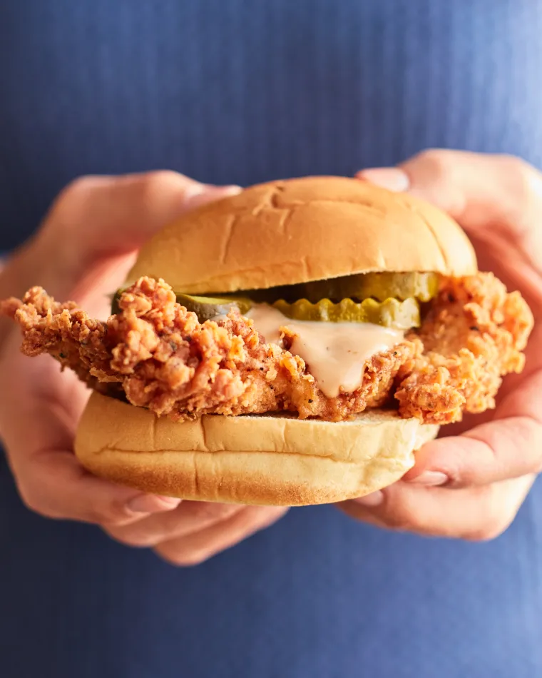 Croustillants et juteux sans égal, ces sandwichs au poulet frit sont un mélange de vos versions de restauration rapide préférées.