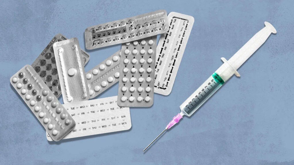 Image d'une seringue contenant une injection contraceptive et des paquets de pilules contraceptives