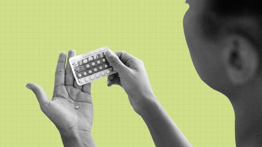 Photographie en noir et blanc d'une femme tenant une plaquette de pilules contraceptives du Pill Club, isolée sur fond vert pâle