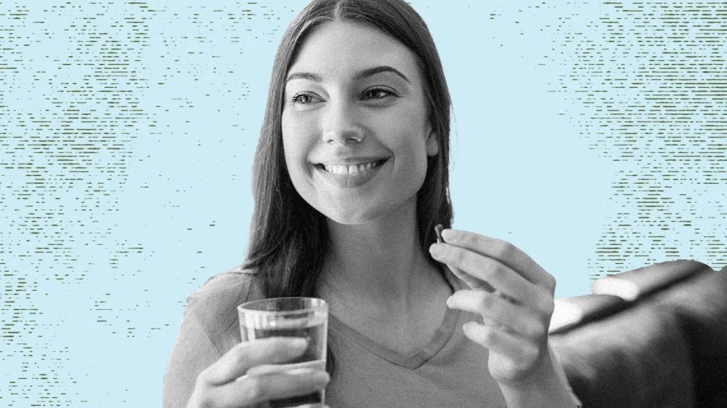 photo en noir et blanc d'une femme souriante utilisant des produits Uqora sur fond gris-bleu