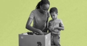 Un parent et son enfant déballent un coffret d'abonnement alimentaire.