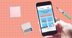 Le site Web TwentyEight Health sur l'écran d'un smartphone avec la pilule contraceptive, le patch et l'injection autour.