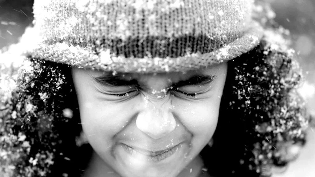 un jeune enfant aux yeux secs en hiver