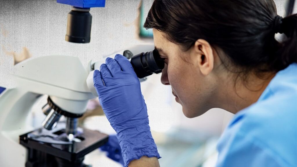 Un médecin regarde au microscope pour rechercher des marqueurs de la maladie de Sjögren