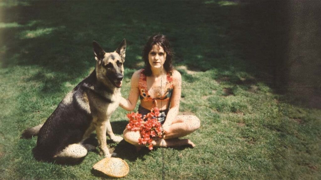 Une personne et un chien assis sur l'herbe 1