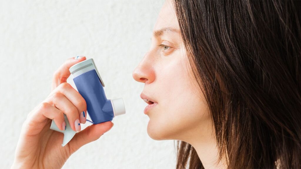 Une personne utilisant un inhalateur pour l’asthme-1.