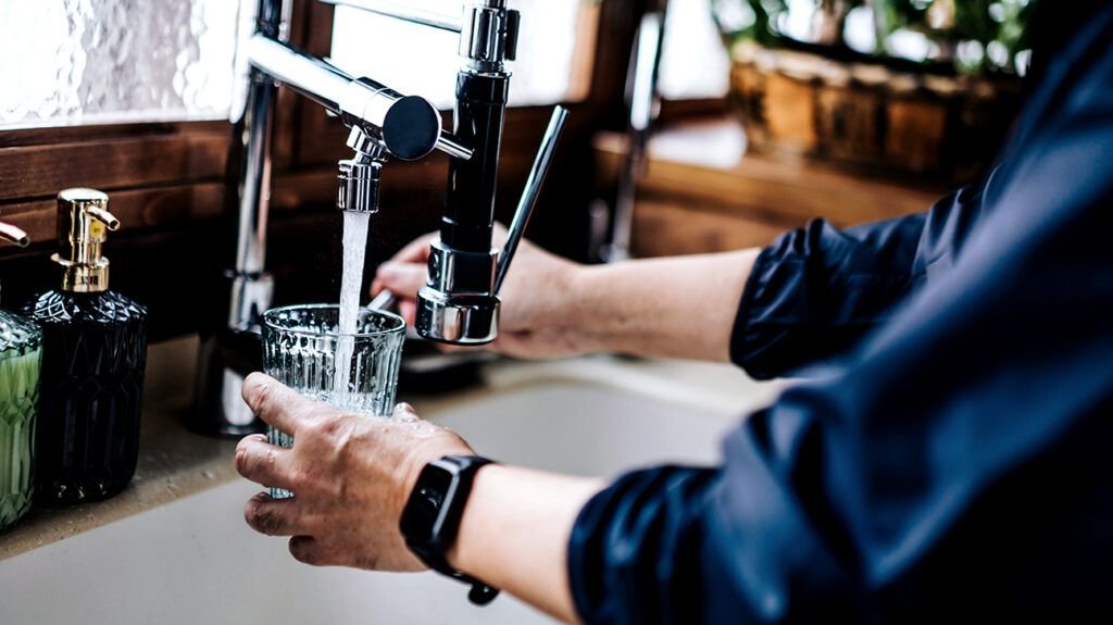 Une personne qui prend de l’eau de l’évier-1.