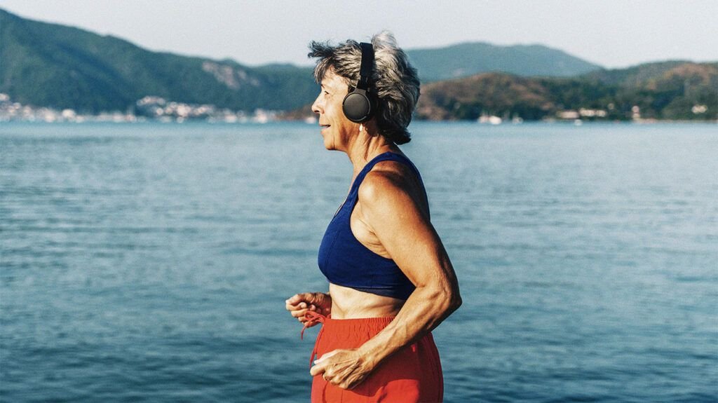 Une femme âgée atteinte d'un cancer du sein court au bord de l'eau.-2