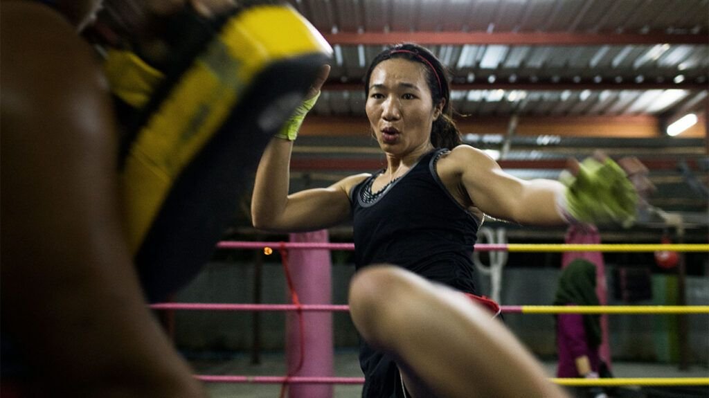 formation de kickboxeur féminin sur le ring