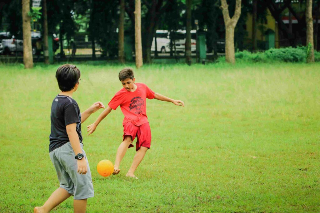Enfants en train de jouer et de faire du sport