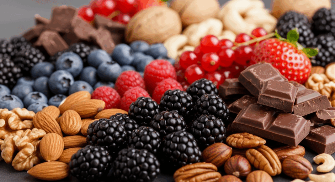 Une variété d'aliments riches en antioxydants, y compris les baies, les noix et le chocolat noir.