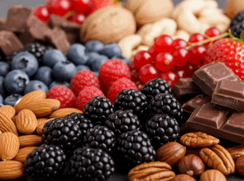 Une variété d'aliments riches en antioxydants, y compris les baies, les noix et le chocolat noir.